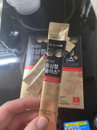 서울약사신협_투데이홍삼정플러스스틱_10g x 30포 — 5점을 준 리뷰어가 2021년 6월 올린 사용 사진