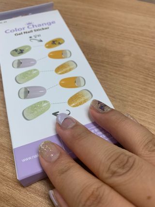 [네일가게] 햇빛에 닿으면 색이 변하는 신기한 햇살 반전 네일스티커_B — 5점을 준 리뷰어가 2021년 8월 올린 사용 사진