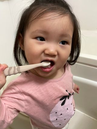치과에서 쓰는 치약 _ 라벨제로 저불소 꼬마, 키즈, 유아, 베이비, 주니어 안전한 어린이치약 — 5점을 준 리뷰어가 2022년 12월 올린 사용 사진