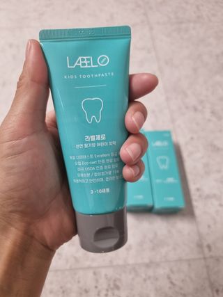 치과에서 쓰는 치약 _ 라벨제로 저불소 꼬마, 키즈, 유아, 베이비, 주니어 안전한 어린이치약 — 4점을 준 리뷰어가 2023년 2월 올린 사용 사진