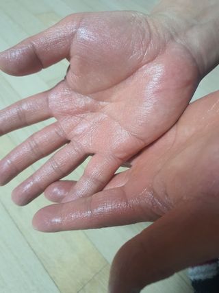 유세린 아쿠아퍼 리페어링 오인트먼트 1개 + 아쿠아퍼 SOS 립 리페어 1개 — 5점을 준 리뷰어가 2022년 2월 올린 사용 사진