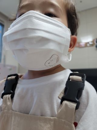 JHWORLD 스누피 마스크 정품 스누피 KF-AD 국내 비말차단 아동용 성인용 일회용 덴탈마스크 50매 — 4점을 준 리뷰어가 2021년 6월 올린 사용 사진