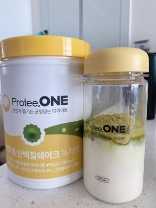 프로티원 단백질쉐이크 녹차맛 2주분 1통+보틀 — 5점을 준 리뷰어가 2021년 4월 올린 사용 사진