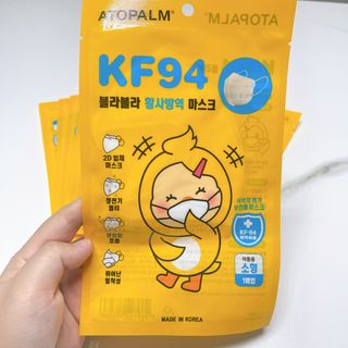 아토팜 블라블라 황사방역 마스크 KF94 — 5점을 준 리뷰어가 2021년 10월 올린 사용 사진