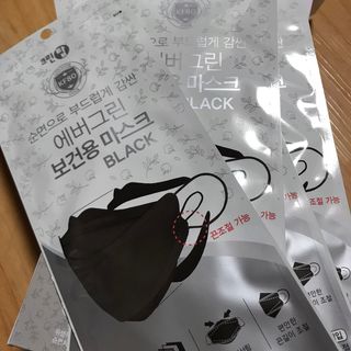 에버그린 순면 끈조절 KF80 마스크 - 화이트/블랙 컬러 대형 - 10매 — 4점을 준 리뷰어가 2021년 6월 올린 사용 사진