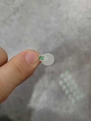[큐어반H 스팟] 자외선 99프로 차단되는 스틱타입 스팟밴드(1팩 / 66매입) — 5점을 준 리뷰어가 2022년 12월 올린 사용 사진