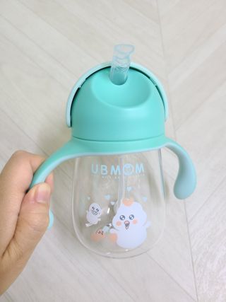 유비맘 트라이탄 코니빨대컵_컬러 랜덤 발송 — 5점을 준 리뷰어가 2021년 3월 올린 사용 사진