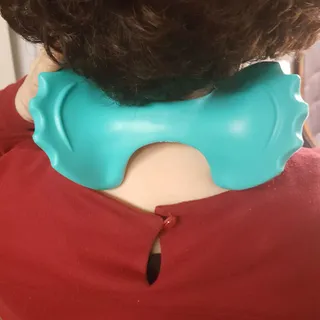 힐니스북 [힐마이넥]   거북목 통증완화를 위한 휴대용 목 안마기 — 5점을 준 리뷰어가 2022년 12월 올린 사용 사진