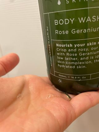 올리브 오일 스킨케어 컴퍼니 [OOSC] 향기로운 보습 로즈 제라늄 바디워시 500ml — 5점을 준 리뷰어가 2021년 5월 올린 사용 사진