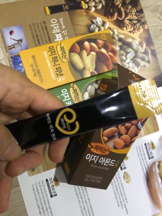 짜먹는 이지견과 짜먹는 이지아몬드, 짜먹는 이지허니피넛, 짜먹는 이지캐슈넛 각 10g X  10포 — 5점을 준 리뷰어가 2021년 1월 올린 사용 사진