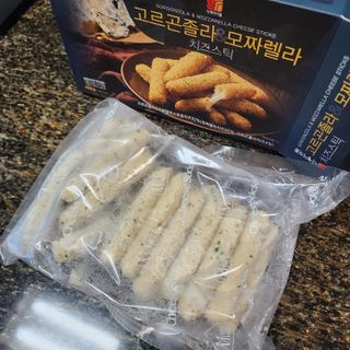 디케이식품(주) 고르곤졸라&모짜렐라 치즈스틱 400g — 5점을 준 리뷰어가 2023년 3월 올린 사용 사진