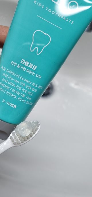 치과에서 쓰는 치약 _ 라벨제로 저불소 꼬마, 키즈, 유아, 베이비, 주니어 안전한 어린이치약 — 5점을 준 리뷰어가 2022년 12월 올린 사용 사진