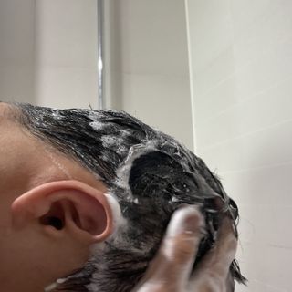 프리마인 더이상 뻣뻣하고 효과없는 탈모샴푸는 NO. 근본부터 케어하는 셀베이스 그린티샴푸(500ml) — 4.5점을 준 리뷰어가 2023년 2월 올린 사용 사진