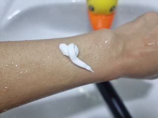 [엠메이데이] 샤워인샤워 화이트 바디 톤업크림 300g — 5점을 준 리뷰어가 2021년 12월 올린 사용 사진