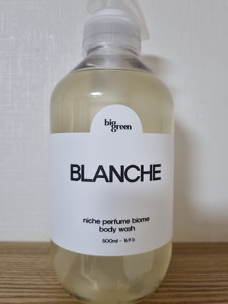 빅그린 니치 퍼퓸 바이옴바디워시 500ml(상탈, 블랙베리&베이, 블랑쉐 3종 중 택1) — 4점을 준 리뷰어가 2022년 7월 올린 사용 사진