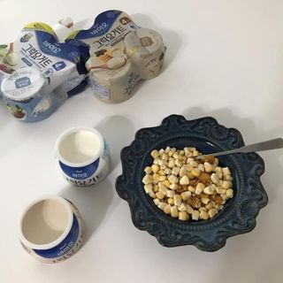 매일바이오 그릭요거트 오리지널 플레인 4개, 로스터리 커피믹스 4개 — 4점을 준 리뷰어가 2021년 12월 올린 사용 사진