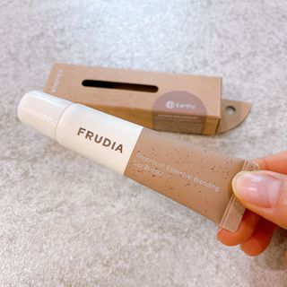 [후르디아] 올리브영 착한보습 비건 립버터 2종 — 5점을 준 리뷰어가 2021년 12월 올린 사용 사진