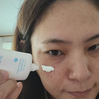 틱톡 [후르디아] 백탁NO! 화잘먹 수분광 선 에센스✨ — 5점을 준 리뷰어가 2023년 9월 올린 사용 사진