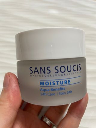 산수시 아쿠아 베네핏 24h 수부지 물광 속건조 수분크림 50ml — 5점을 준 리뷰어가 2021년 7월 올린 사용 사진