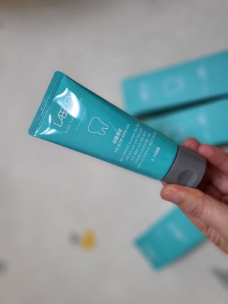 치과에서 쓰는 치약 _ 라벨제로 저불소 꼬마, 키즈, 유아, 베이비, 주니어 안전한 어린이치약 — 5점을 준 리뷰어가 2023년 1월 올린 사용 사진