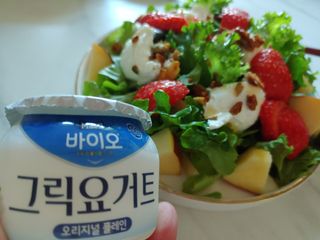 매일바이오 그릭요거트 오리지널 플레인 4개, 로스터리 커피믹스 4개 — 5점을 준 리뷰어가 2021년 12월 올린 사용 사진