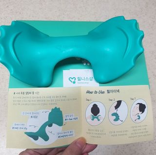 힐니스북 [힐마이넥]   거북목 통증완화를 위한 휴대용 목 안마기 — 5점을 준 리뷰어가 2022년 12월 올린 사용 사진