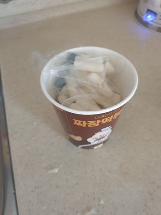 유비쿡 컵떡볶이 매운컵떡볶이2개/ 짜장컵떡볶이 2개  총 4개세트 — 5점을 준 리뷰어가 2021년 2월 올린 사용 사진