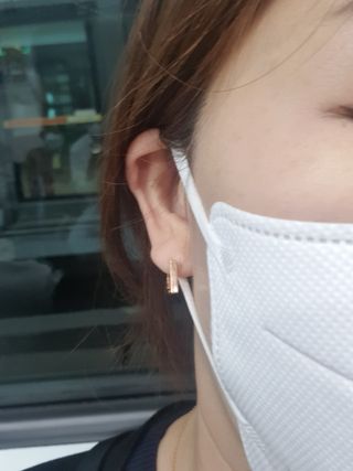 [골드앤디어] 14K 사각 네모 원터치 귀걸이_3color — 5점을 준 리뷰어가 2021년 6월 올린 사용 사진