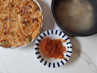 하나마이 [마마쿡] 전 청와대 천상현 셰프의 밑반찬  5종세트(소고기 장조림+연근조림+진미채+간장김자반+새우김자반) — 5점을 준 리뷰어가 2023년 4월 올린 사용 사진