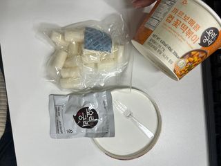 나우  [요리궁리] B타입 ( 매콤, 치즈, 매콤까르보 ) 꽃떡볶이 6개입 세트 — 3.5점을 준 리뷰어가 2025년 3월 올린 사용 사진