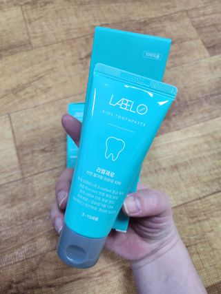 치과에서 쓰는 치약 _ 라벨제로 저불소 꼬마, 키즈, 유아, 베이비, 주니어 안전한 어린이치약 — 5점을 준 리뷰어가 2023년 2월 올린 사용 사진