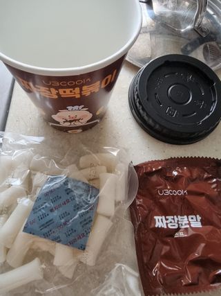 유비쿡 컵떡볶이 매운컵떡볶이2개/ 짜장컵떡볶이 2개  총 4개세트 — 5점을 준 리뷰어가 2021년 2월 올린 사용 사진