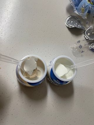 매일바이오 그릭요거트 오리지널 플레인 4개, 로스터리 커피믹스 4개 — 5점을 준 리뷰어가 2021년 12월 올린 사용 사진