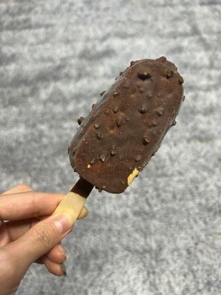 롯데제과 본젤라또 비스킷&바닐라카라멜바, 본젤라또 베리쇼콜라컵 — 1점을 준 리뷰어가 2021년 11월 올린 사용 사진