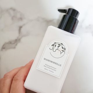 줄라이 모닝 _ JULY MORNING 줄라이모닝 하이드레이팅 퍼퓸드 바디앤핸드 에멀젼 — 5점을 준 리뷰어가 2021년 11월 올린 사용 사진