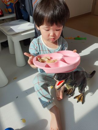 유비맘 캐릭터 실리콘 흡착 식판_색상 랜덤발송 — 5점을 준 리뷰어가 2021년 3월 올린 사용 사진