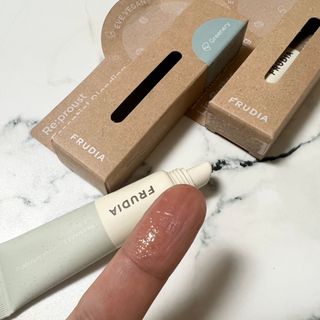 [후르디아] 올리브영 착한보습 비건 립버터 2종 — 4점을 준 리뷰어가 2023년 1월 올린 사용 사진