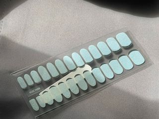 [네일가게] 햇빛에 닿으면 색이 변하는 신기한 햇살 반전 네일스티커_B — 3점을 준 리뷰어가 2021년 8월 올린 사용 사진