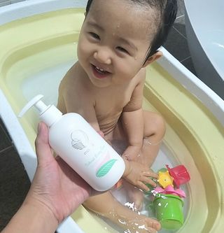 mom e 맘이 내추럴 베이비 케어 샴푸앤바스+로션 — 5점을 준 리뷰어가 2021년 1월 올린 사용 사진