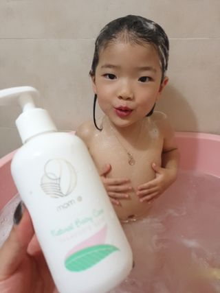 mom e 맘이 내추럴 베이비 케어 샴푸앤바스+로션 — 5점을 준 리뷰어가 2021년 1월 올린 사용 사진