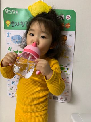 유비맘 트라이탄 코니빨대컵_컬러 랜덤 발송 — 5점을 준 리뷰어가 2021년 1월 올린 사용 사진