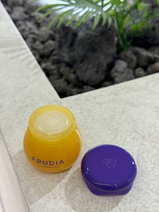틱톡 [후르디아] 튼입술해결템 올리브영 블루베리 하이드레이팅 허니 립밤 — 5점을 준 리뷰어가 2023년 12월 올린 사용 사진