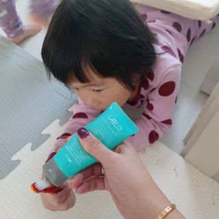 치과에서 쓰는 치약 _ 라벨제로 저불소 꼬마, 키즈, 유아, 베이비, 주니어 안전한 어린이치약 — 5점을 준 리뷰어가 2022년 11월 올린 사용 사진