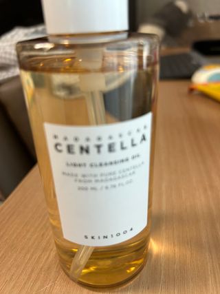 스킨1004 [SKIN1004] 마다가스카르 센텔라 라이트 클렌징 오일 200ml — 5점을 준 리뷰어가 2024년 8월 올린 사용 사진