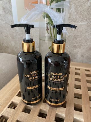 썸헤어 / SUMHAIR 썸헤어  써밋 안티 헤어로스 샴푸+트리트먼트 — 3점을 준 리뷰어가 2021년 6월 올린 사용 사진