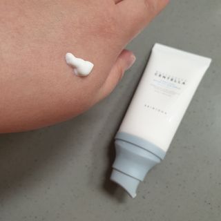 [스킨1004] 마다가스카르 센텔라 히알루-시카 워터핏 선세럼 50ml — 5점을 준 리뷰어가 2024년 5월 올린 사용 사진