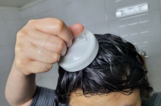 유메이 웰니스 샴푸 + 유메이 스칼프 브러쉬 — 4점을 준 리뷰어가 2022년 1월 올린 사용 사진