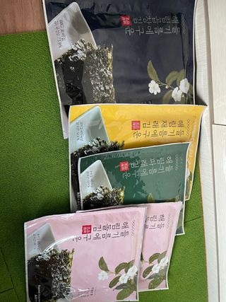 [해림맛김] 들기름에 구운 바삭바삭 김 4종 세트 + 1종 랜덤발송 총5개입 — 5점을 준 리뷰어가 2021년 2월 올린 사용 사진