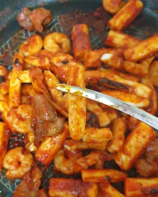 화끈한녀석들 새오똥400g 새우,오징어,똥집 볶음요리 소스,밀떡, 참기름 포함 — 4점을 준 리뷰어가 2022년 12월 올린 사용 사진