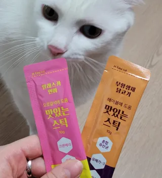 페페로니 맛있는 스틱 - 무항생제 닭고기 15개 + 알래스카 연어 15개 — 5점을 준 리뷰어가 2021년 8월 올린 사용 사진